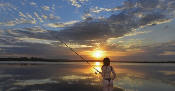 девушка с удочкой