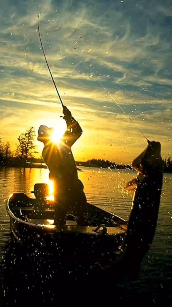 рыбак со спиннингом