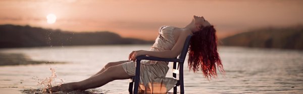 фотосессия со стулом в воде