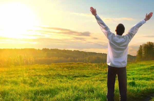 радостный мужчина