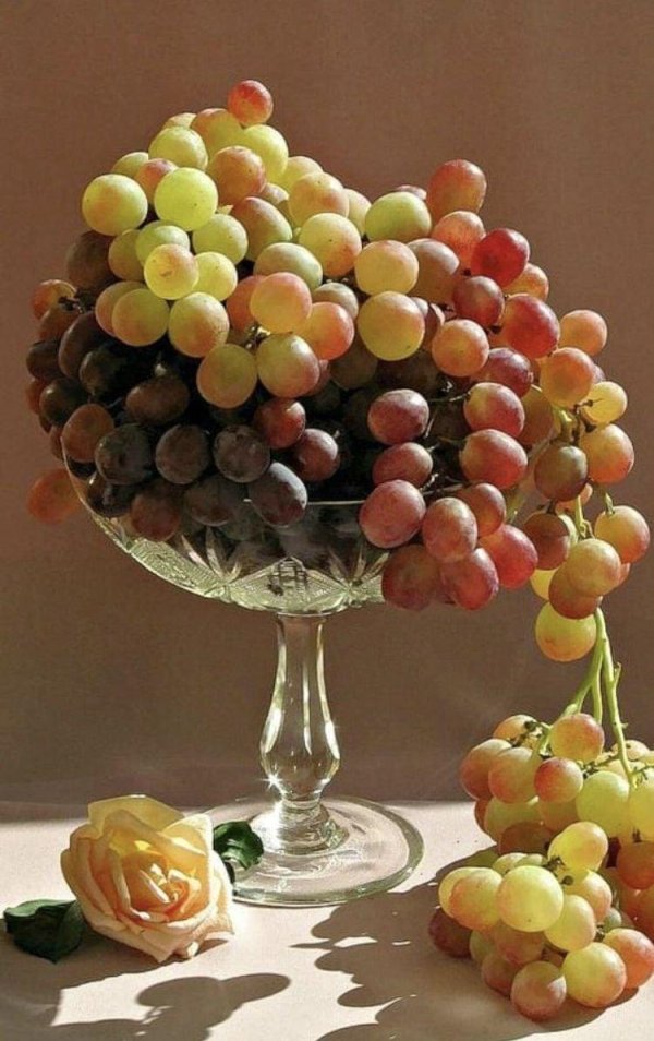 виноград в вазе