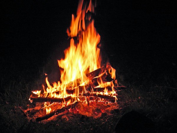 горящий костер