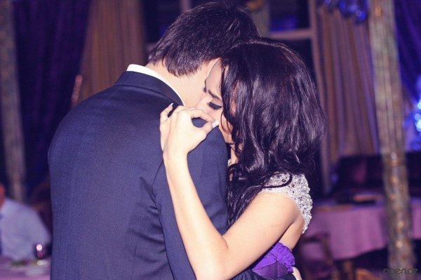 красивая брюнетка с парнем