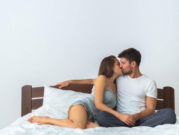 парочка в кровати