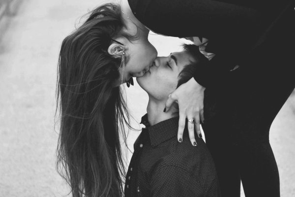 девушка целует парня