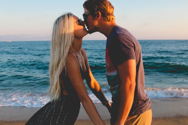 поцелуй с блондинкой