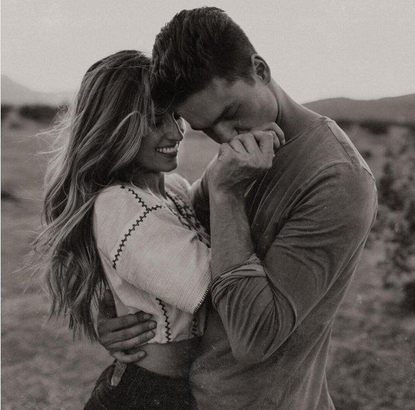 мужчина заботится о девушке