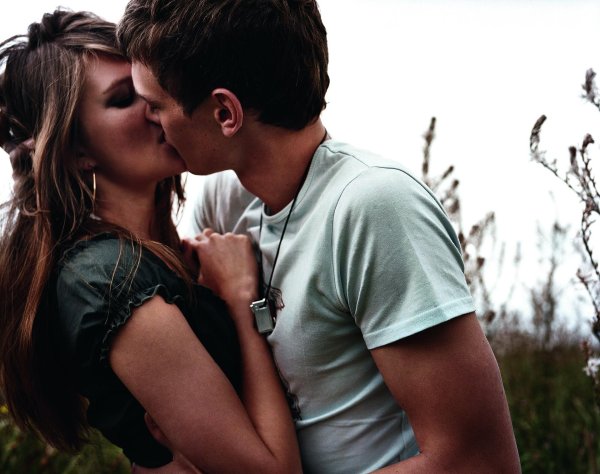 романтический поцелуй