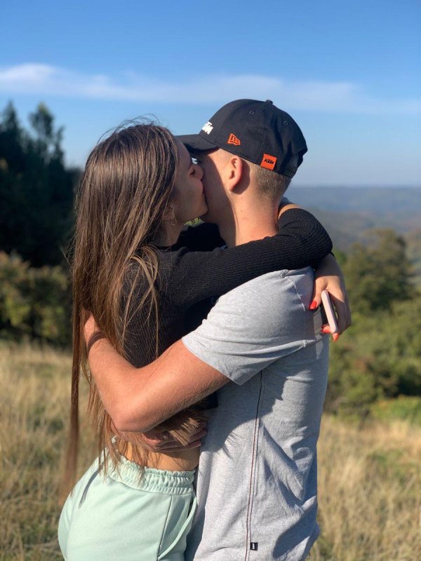 девушки с парнем