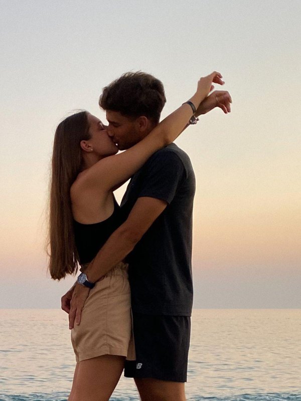 парень целует девушку