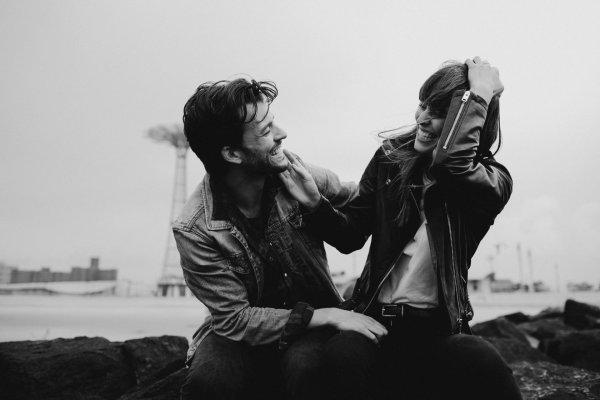 двое черно белое