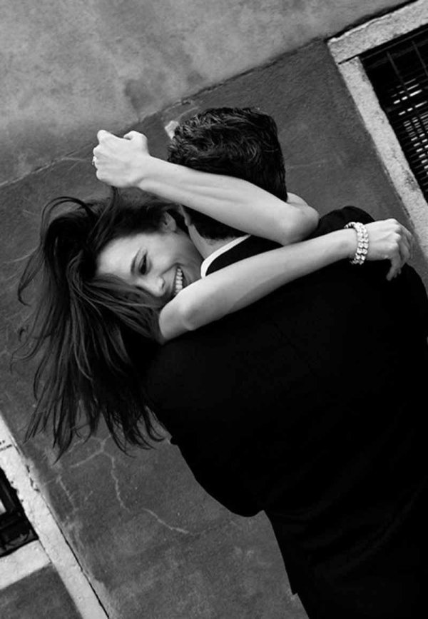 брюнетка обнимает парня