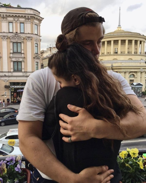 девушка обнимает парня