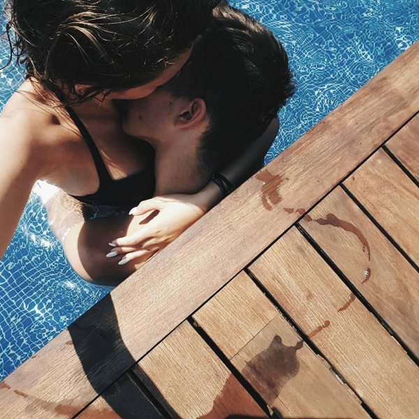 парень в бассейне