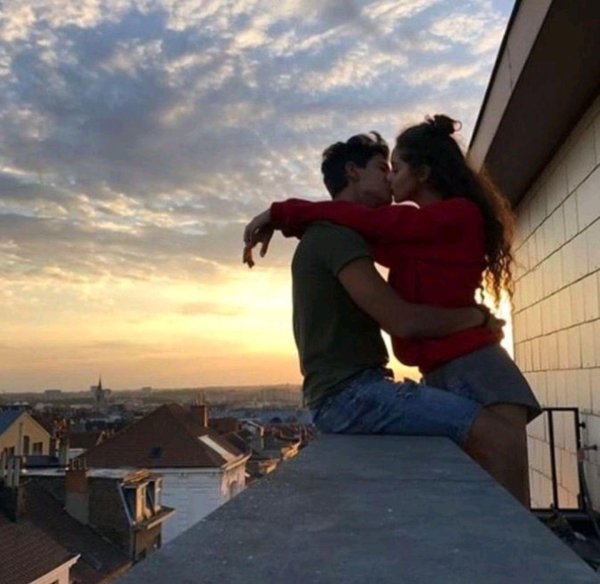 влюбленные на крыше