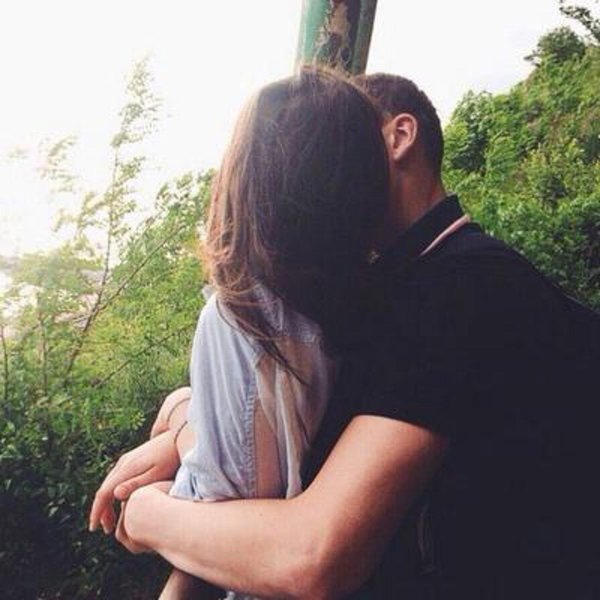 влюбленные обнимаются