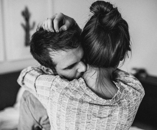 трогательные объятия