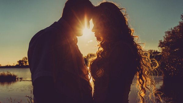 объятия на закате