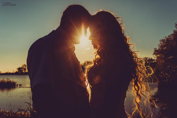 объятия на закате