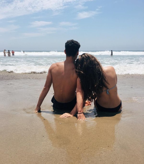 парочка на море