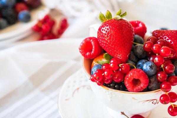 тарелка с ягодами