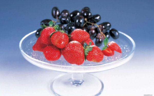 клубника в тарелке