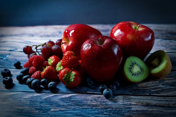красные фрукты