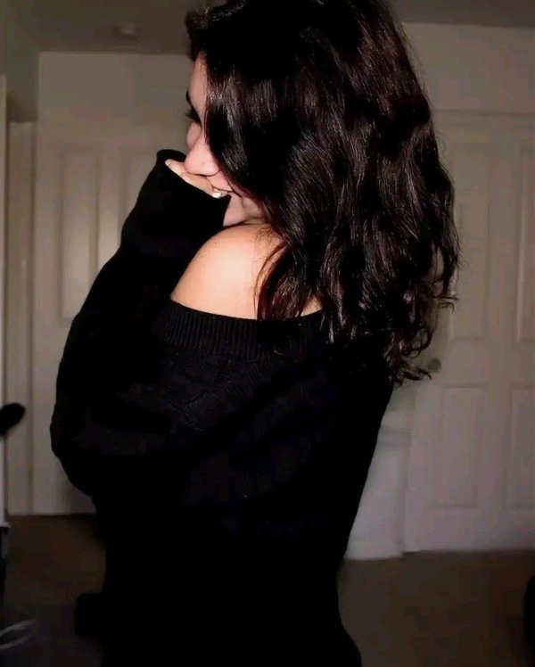 девушка брюнетка