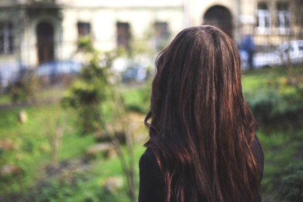 девушка с темными волосами