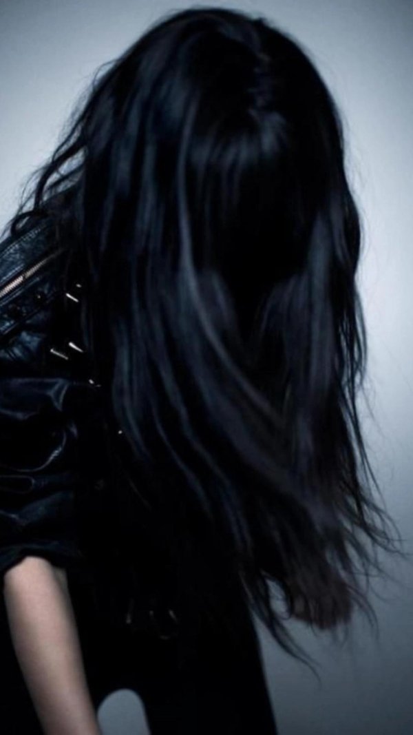 брюнетка с длинными волосами