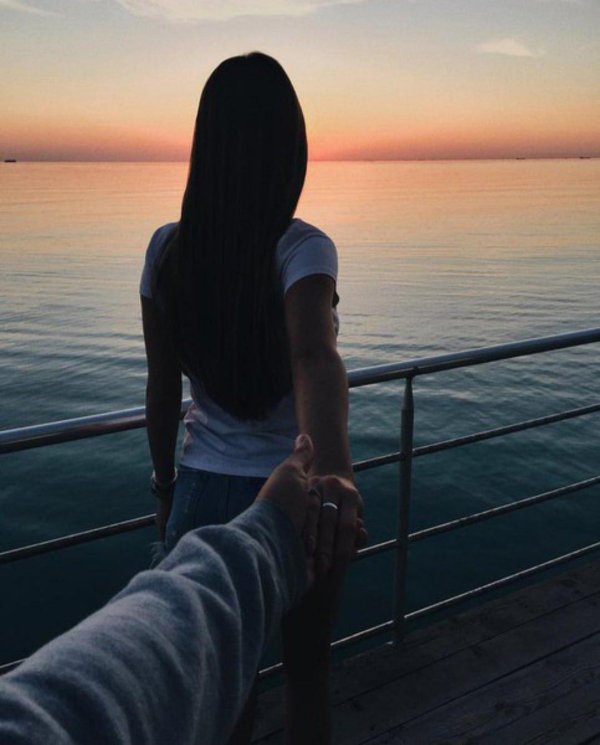 стройная брюнетка