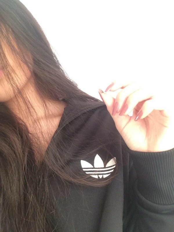 девушка прикрывает лицо