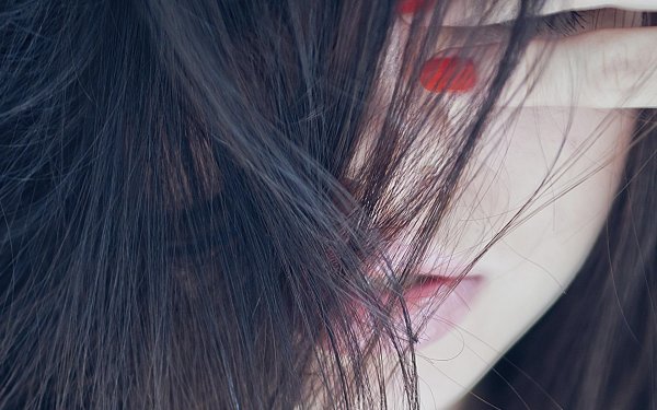 лицо закрыто волосами