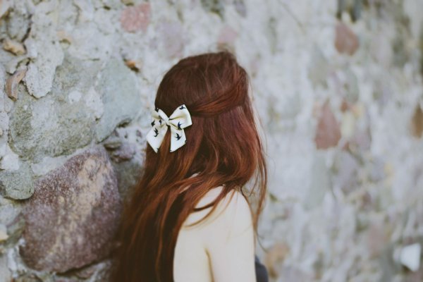 бант на волосах