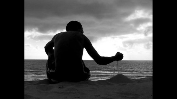 мужчина у моря