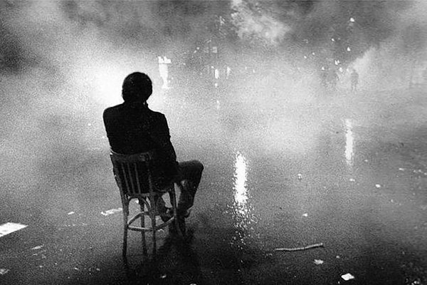 одинокий мужчина под дождем