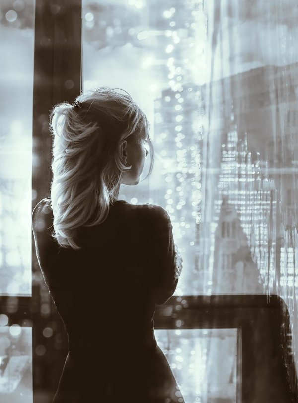 грустная блондинка