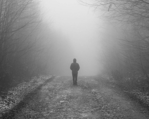 уходящий мужчина