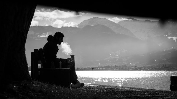 задумчивый мужчина