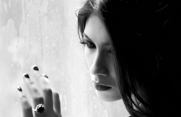 женщина грустит