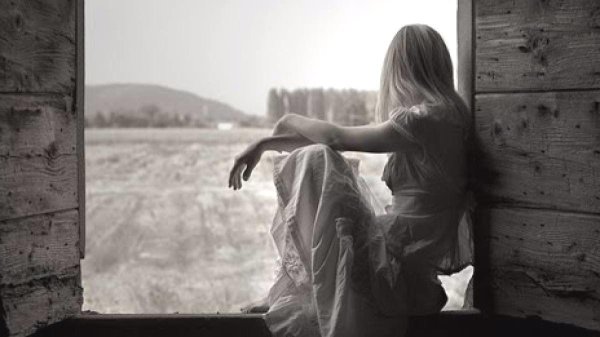 грустная блондинка