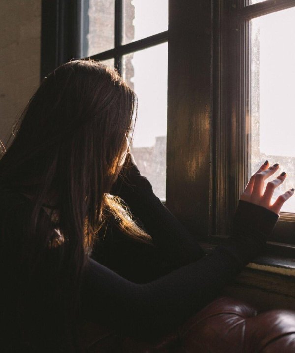 девушка грустит