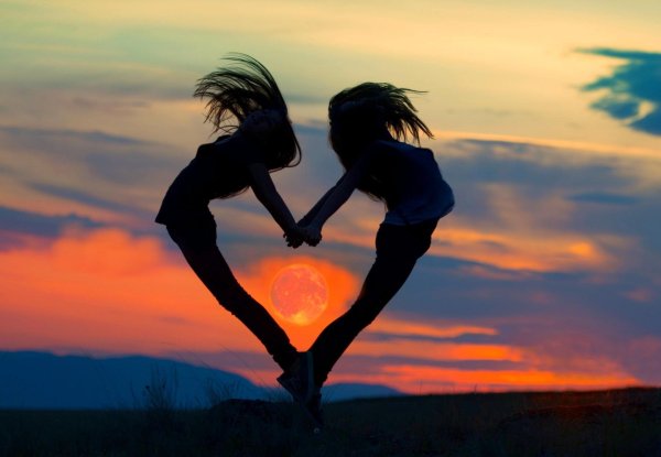 друзья на закате