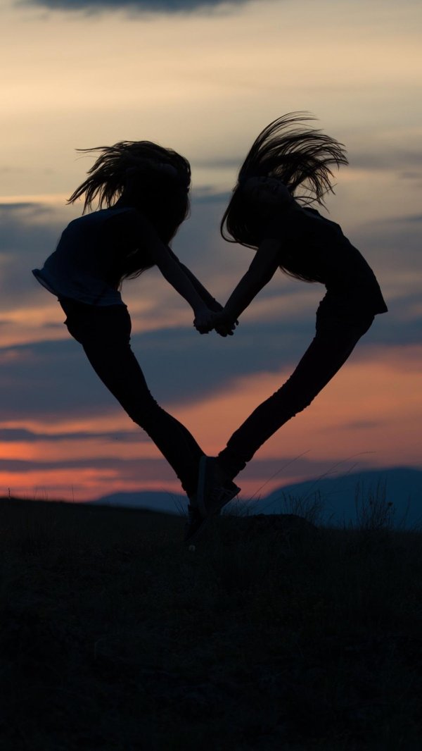 две девушки