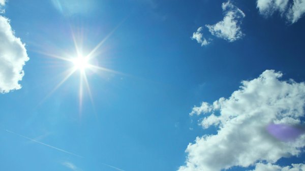 солнце на голубом небе