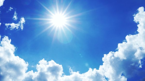 солнце на голубом небе