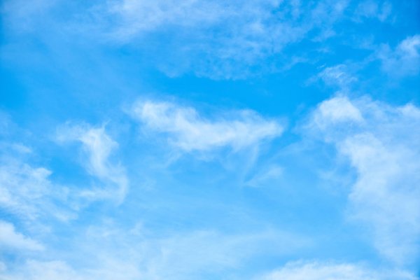 голубой фон с облаками