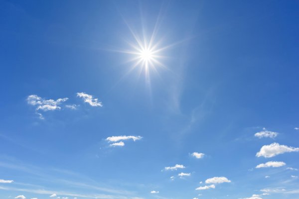 солнце на голубом небе