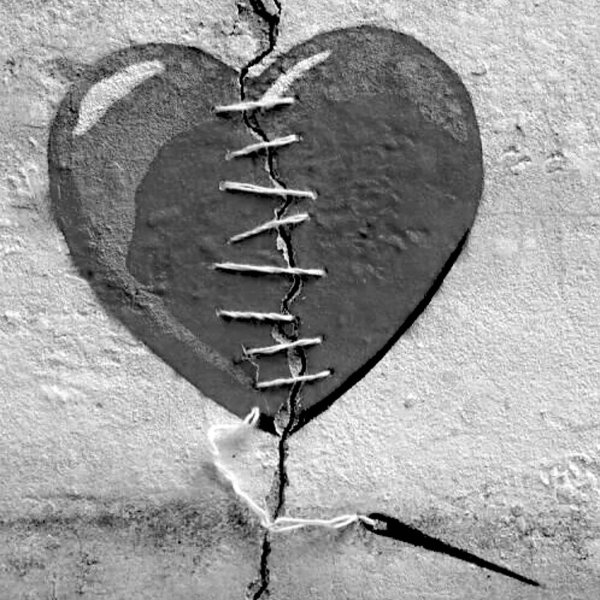 с разбитым сердцем