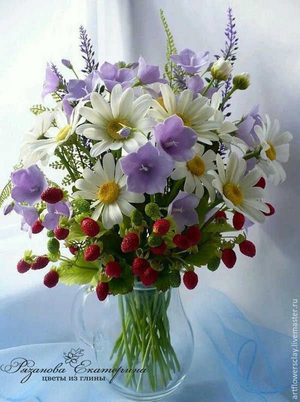 букет колокольчиков и ромашек